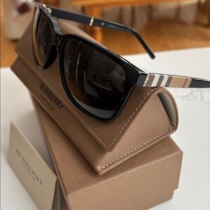 NWT Burberry Black Sunglasses with Tan Case